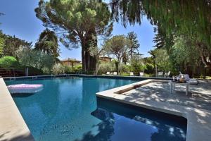 a swimming pool in a yard with trees at Al Segnavento Fasanella in Toscolano Maderno