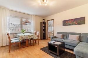 a living room with a couch and a table at Ferienwohnung Smithson in Biberach