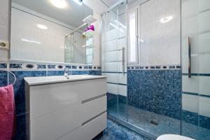a bathroom with a sink and a shower at La Terrassa vistas al mar in Cambrils +26 photos