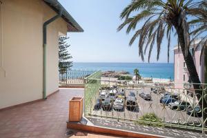 a balcony with a view of the ocean at Wonderful flat by sea chez Monique in Bordighera