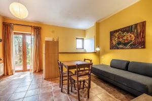 a living room with a couch and a table at Rosaspina - Appartamento 4 in Capalbio