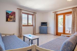 a living room with a couch and a table at Apartamentos Karin 2ºd in Cala d´Or