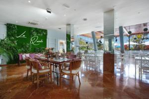 a dining room with a table and chairs at Casa Ana in Santa Úrsula