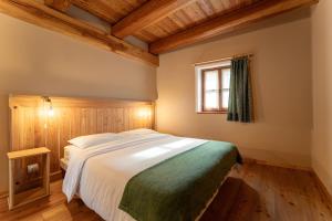 a bedroom with a large bed with a window at Civico 11 in Marmora