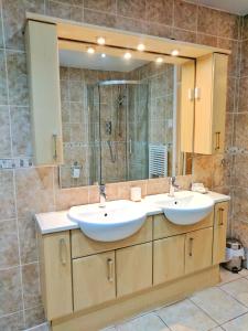 Gallery image of Glendevon House Hotel in Bromley