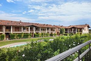a view of the courtyard of a resort at Appartamento Castello a Raffa in Puegnago