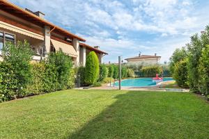 a house with a swimming pool in a yard at Appartamento Castello a Raffa in Puegnago