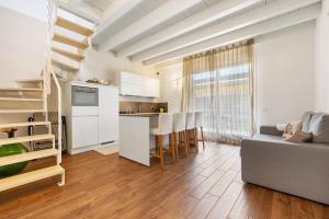 a living room with a couch and a kitchen at Appartamento Castello a Raffa in Puegnago