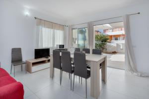 a dining room with a table and chairs at Cormorani - Appartamento 8 in Golfo Aranci