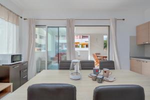 a kitchen and dining room with a table and chairs at Cormorani - Appartamento 8 in Golfo Aranci