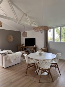 a living room with a table and a couch at Le Wellness des alpagas in Huy