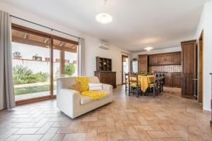 a living room with a couch and a table at Girasole in Pula