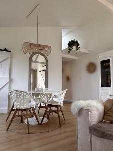 a dining room with a table and chairs and a mirror at Le Wellness des alpagas in Huy