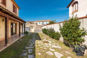 a stone path in a yard next to a building at Girasole in Pula