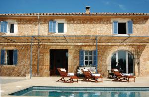 a villa with a swimming pool in front of a building at Son Pelai Menut in Lloseta