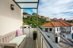 a balcony with a bench and a view at Apartamento Eden in Machico