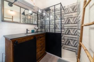 a bathroom with a sink and a mirror at Maison type Canetoise prox plage in Canet-en-Roussillon +19 photos