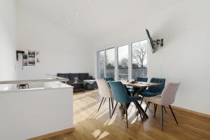 a kitchen and dining room with a table and chairs at White House Apartments in Kappel-Grafenhausen