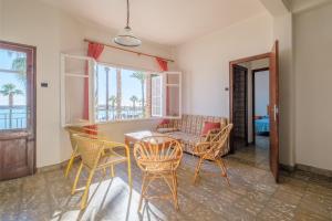 a living room with a table and chairs and a couch at Apartamento las Palmeras 1 in Benicarló