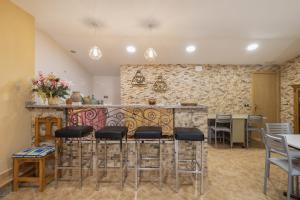 a kitchen with a bar with stools in a room at El Ático in Maluenda