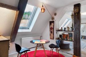 a room with a table and chairs and a window at Atelier-Loft im Hübschental in Gütenbach
