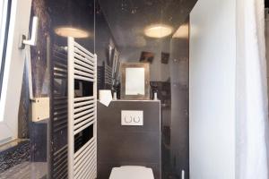 a bathroom with a toilet and a mirror at Atelier-Loft im Hübschental in Gütenbach +25 photos