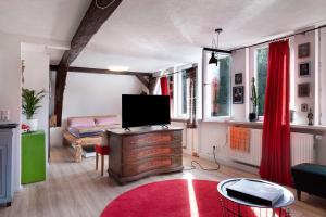 a living room with a television on a wooden dresser at Atelier-Loft im Hübschental in Gütenbach
