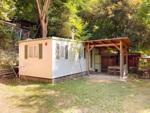 a tiny house in a yard with a shed at Le sorgenti - Mobile Home 46 in Palazzuolo sul Senio