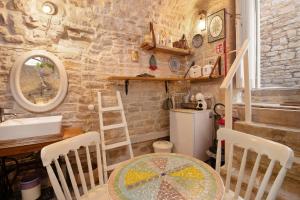 a kitchen with a table and chairs in a room at La Cantina in Giovinazzo