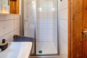 a bathroom with a shower with a sink and a toilet at Bachmanns Ferienwohnung 2 in Schotten +15 photos