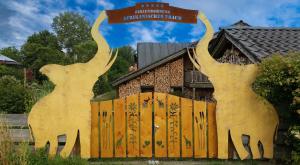 a statue of three cats above a wooden fence at Fewo Eitermoser Afrikanischer Traum in Pfaffing