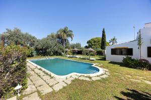 a swimming pool in the yard of a house at Quinta da Amendoeira in Foz