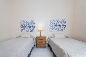 two twin beds sitting next to each other in a room at El Sombrerito 4 in Caleta de Sebo
