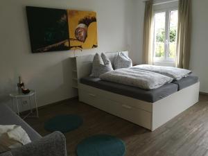 a bedroom with a bed and a window at Hannes und Stefanie Fleischer in Wangen