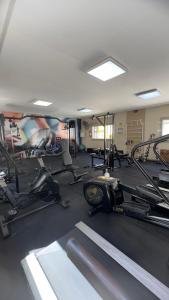 a gym with several treadmills and exercise bikes at Flat 707 Moderno e Espaçoso, próximo ao Praia Clube in Uberlândia