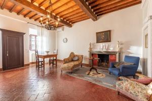 a living room filled with furniture and a fireplace at Residenza d'epoca Alcova in Lucignano