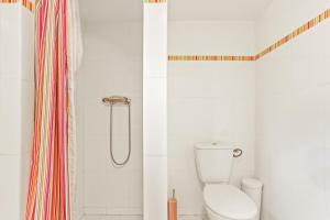 a bathroom with a toilet and a shower at Bel appartement à Saint-Maxime in Sainte-Maxime +17 photos