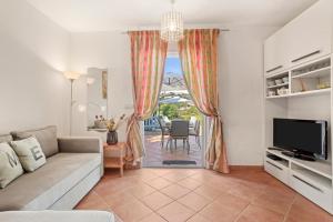 a living room with a couch and a television at Bel appartement à Saint-Maxime in Sainte-Maxime