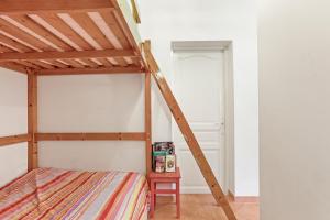 a bedroom with a bunk bed with a ladder at Bel appartement à Saint-Maxime in Sainte-Maxime
