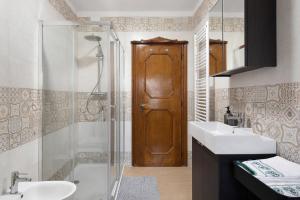 a bathroom with a shower and a sink at Casa de Lorenzo in Vodo Cadore +17 photos