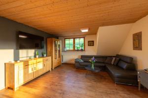 a living room with a couch and a table at Ferienwohnung Wälderliebe in Lenzkirch