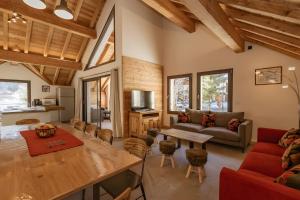 a living room with a couch and a table at Chalet Le Strato in Valloire