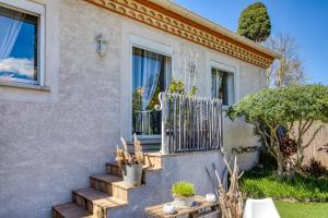 a house with stairs leading to a window at Les Bois flottés in Poussan