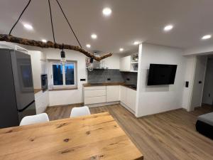 a living room with a table and a kitchen at Ferienwohnung Am Biohof in Mengkofen