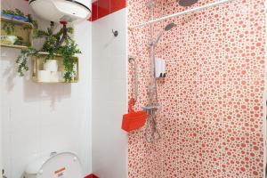 a bathroom with a shower with a toilet in it at Casa Curro en Baena in Baena