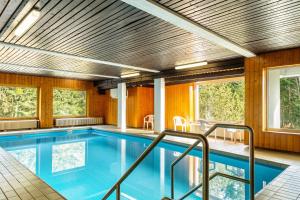 a swimming pool with wooden walls and a ceiling at Wohnung Fuchsenstein-Foxy in Spiegelau