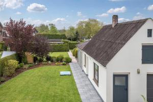 an image of a white house with a yard at Kleiner Priel in Dorum