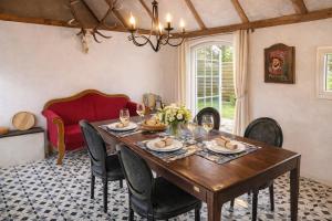 a dining room with a wooden table and chairs at Huus ant Dörpsdiek in Krummhörn