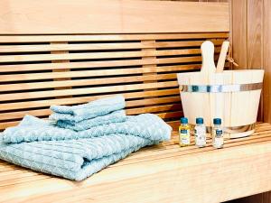 a bunch of towels sitting on a shelf in a sauna at Floating Home Nr 1a in Laboe