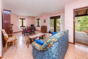 a living room with a couch and a table at Casa Isabel y Mateo in Cala de Sant Vicenc